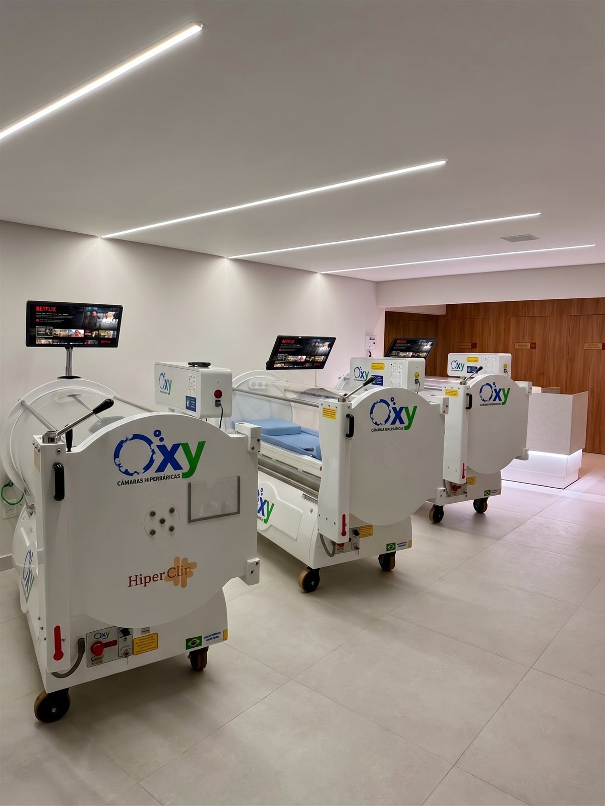 Sala de câmaras hiperbáricas da HiperClin em João Pessoa, com três câmaras Oxy alinhadas
