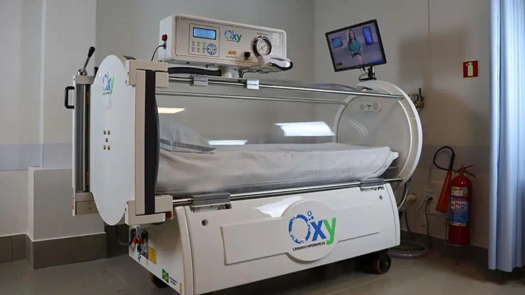 Câmara de oxigenoterapia hiperbárica da clínica HiperClin